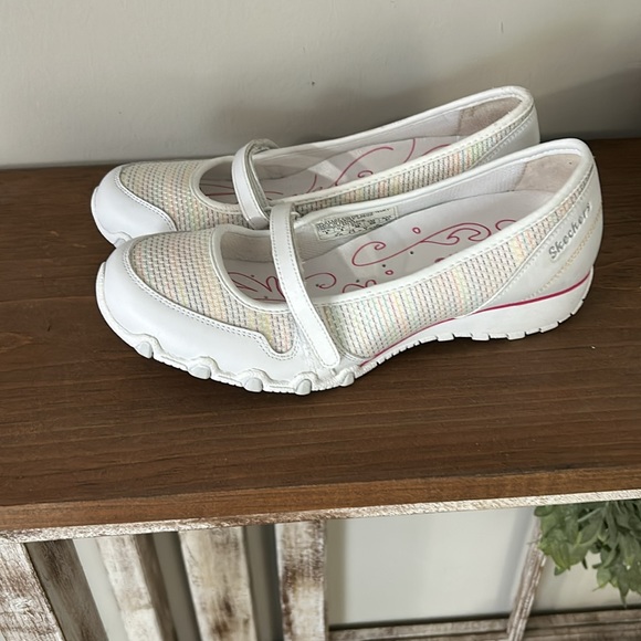 SKETCHERS SHOES white with pink trim  size 8 - Picture 2 of 5
